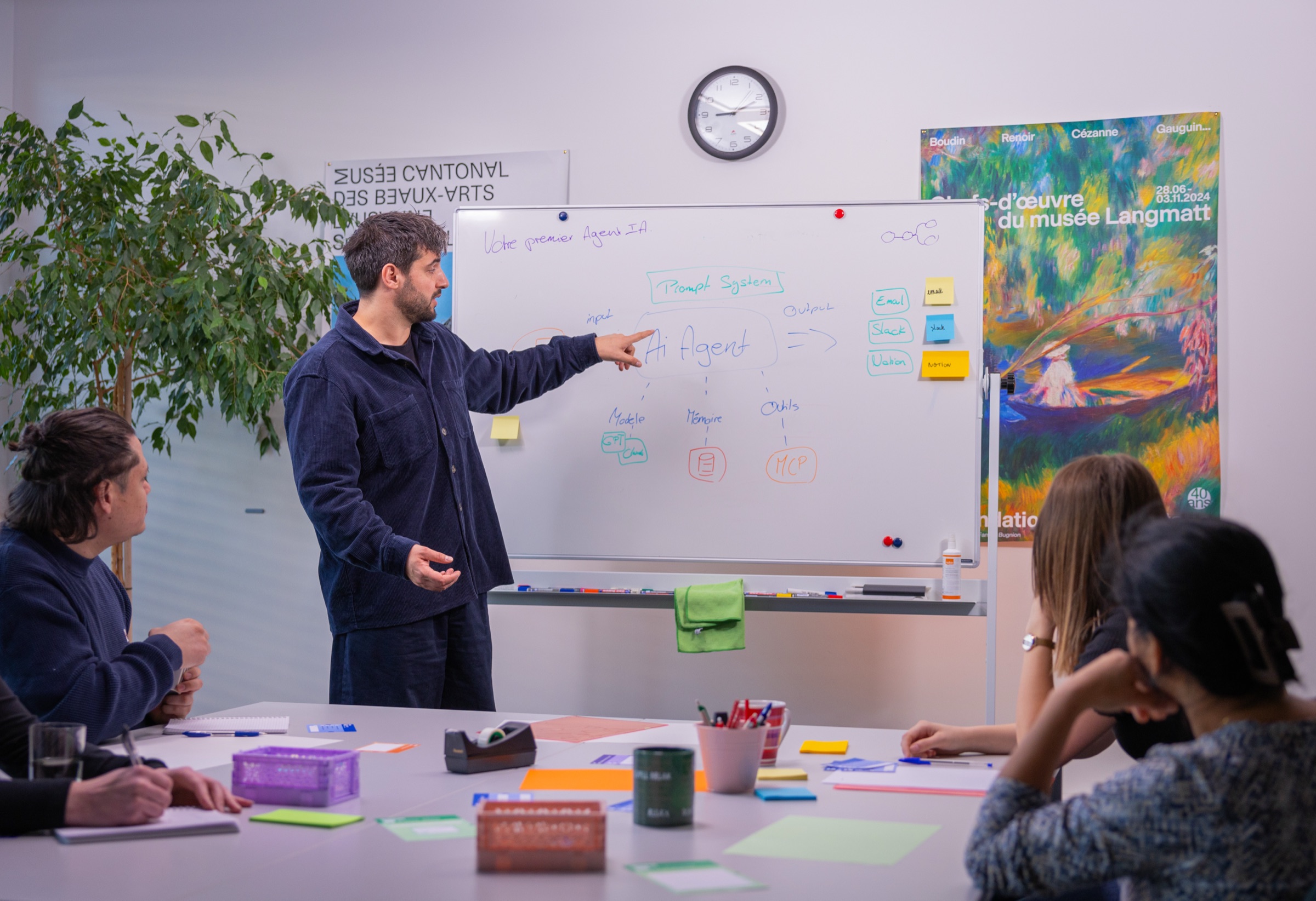 Formateur pointant le bloc « Ai Agent » sur le tableau