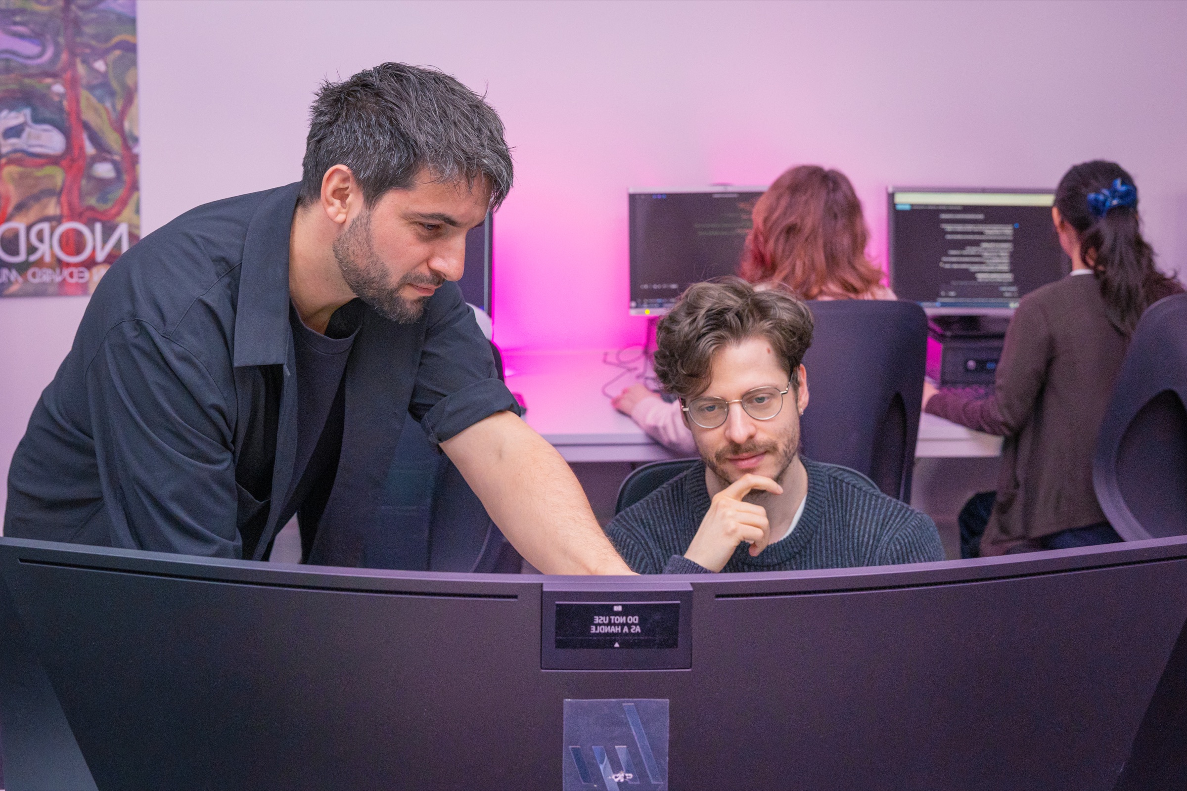 Mentor aux cheveux grisonnants, duo concentré sur un poste de dev