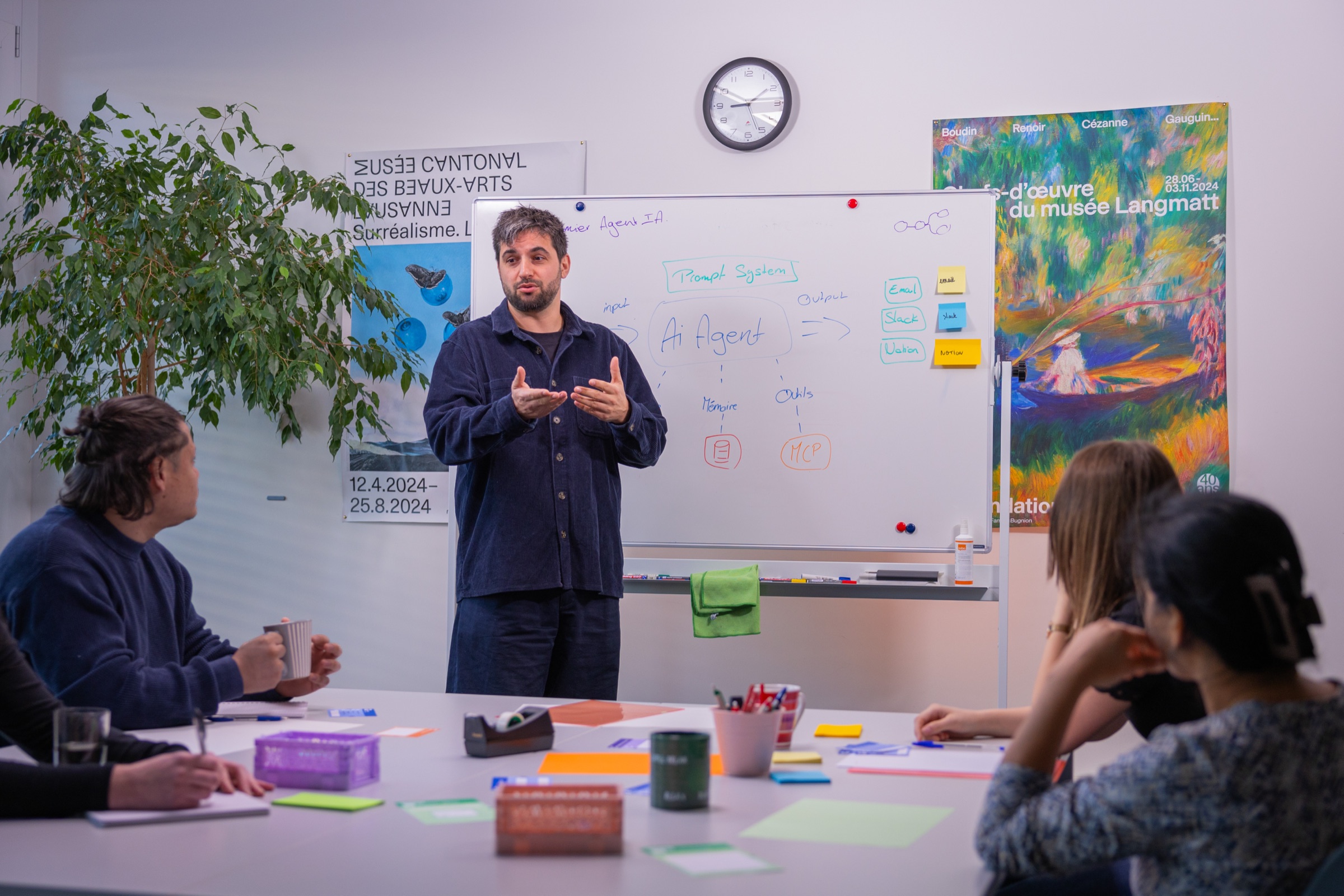 Explication d’architecture « agent IA » au tableau (groupe en train d’écouter)