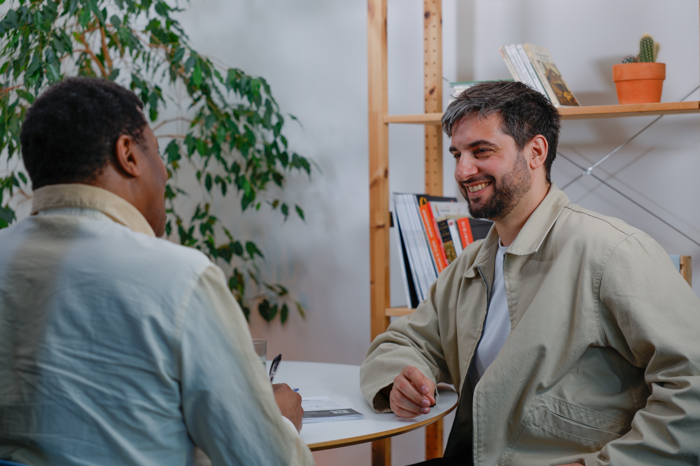 Deux personnes : réunion informelle, sourire & écoute