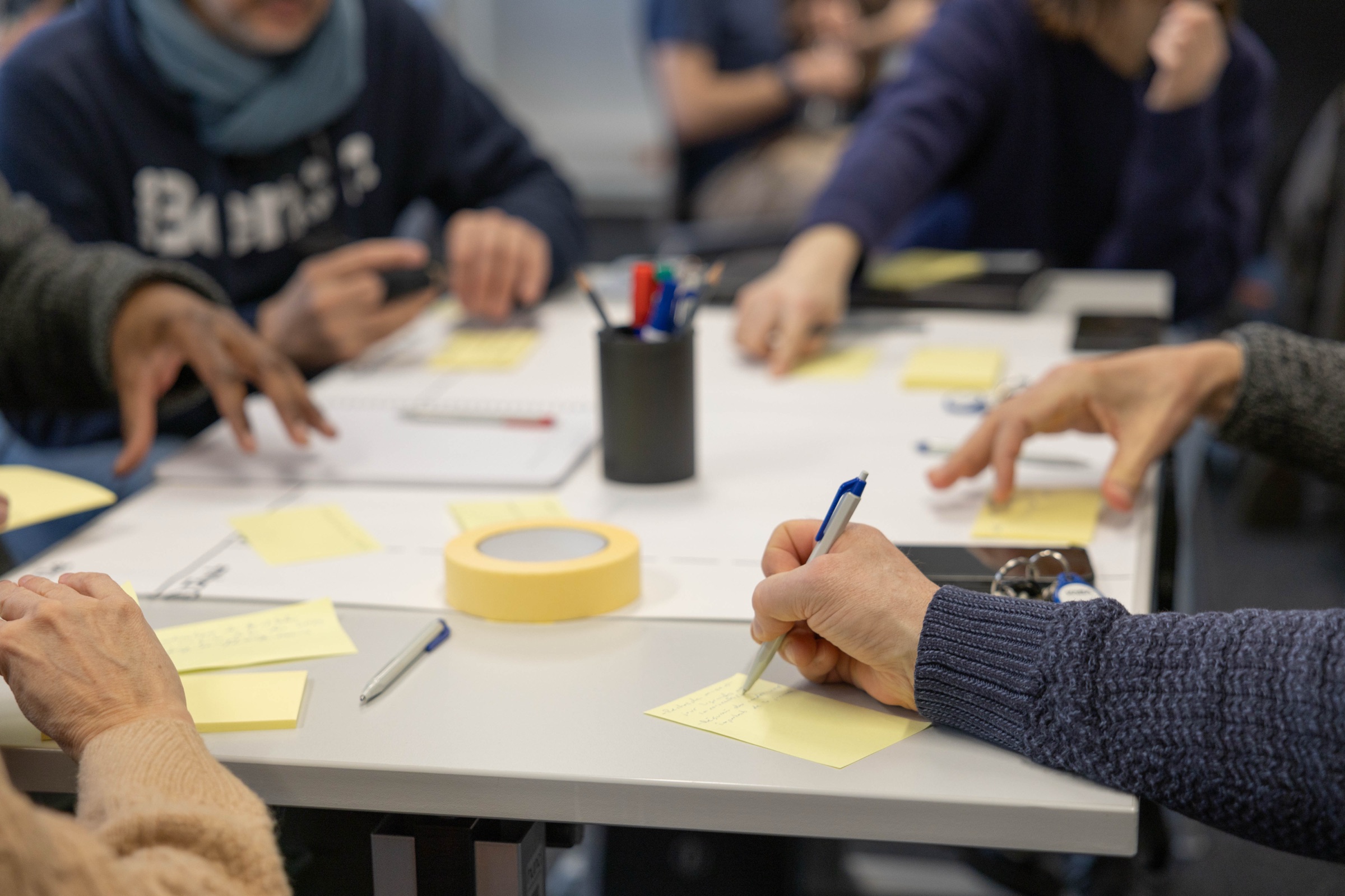 Atelier: écriture sur post-its jaunes en groupe