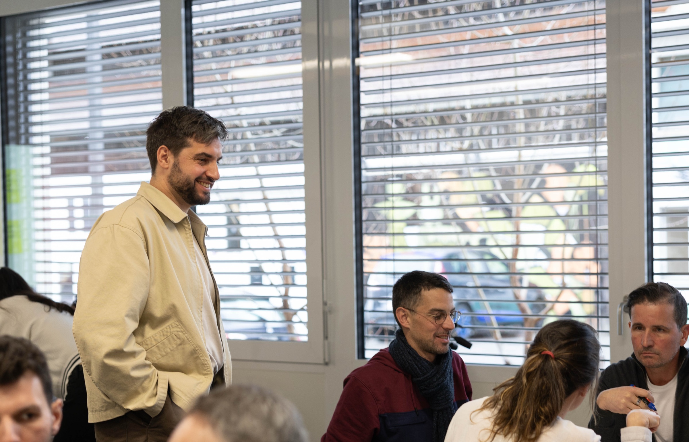 Échanges de groupe (formateur souriant, salle vénitienne)